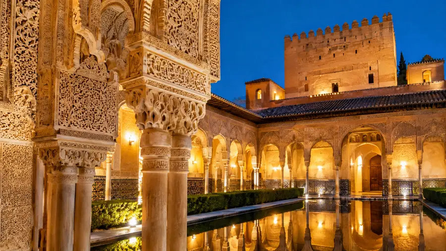 Visita Nocturna a los Palacios Nazaríes: Entradas y Guía Turístico